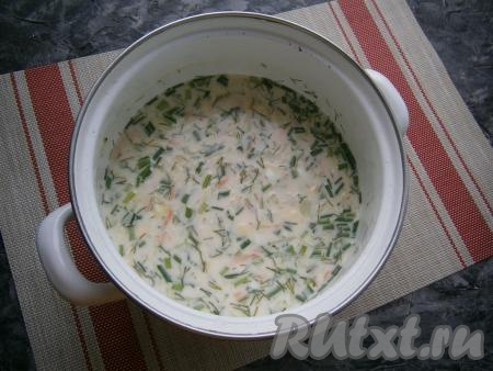 И добавить охлаждённую воду, окрошку посолить, добавить сахар и по вкусу лимонную кислоту, тщательно перемешать.