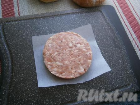 Снять кольцо и котлету чуть смазать сверху растительным маслом.