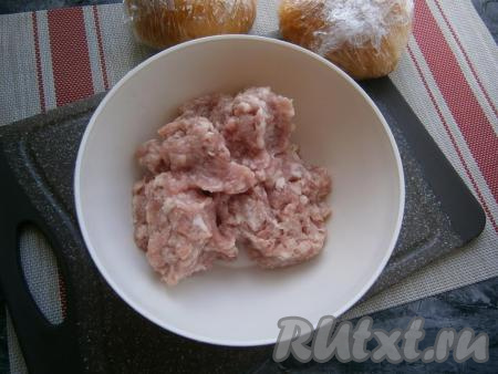 Кусочки мякоти свинины (я ещё добавила небольшое количество грудинки)  перекрутить на мясорубке с крупной решёткой. Фарш поместить в миску. 