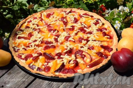 Открытый пирог с фруктами и ягодами