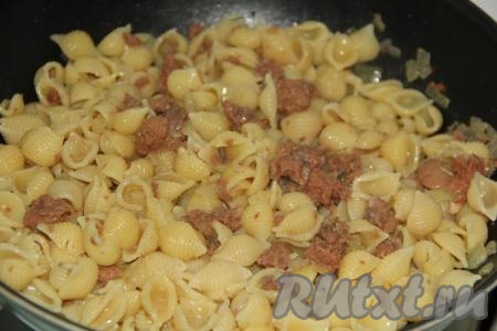 Перемешать макароны с тушёнкой из говядины и прогреть на небольшом огне в течение 5 минут. Затем накрыть сковороду крышкой, снять с огня и оставить блюдо на 5 минут настояться.