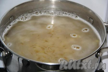 Вскипятить в кастрюле воду, посолить, всыпать макароны и варить 7-9 минут (макаронные изделия не должны перевариться, варите их до состояния аль денте).
