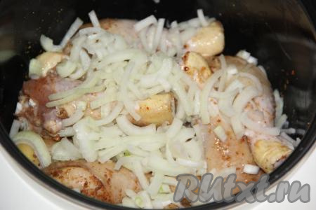 Лук почистить, нарезать тонко (полукольцами) и выложить к обжаренным куриным ножкам. Готовить лук с куриным мясом минут 5, периодически аккуратно перемешивая.
