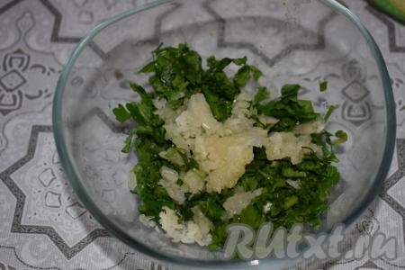 Для начала приготовим чесночный соус для закуски. Для этого зелень нарезаем мелко и складываем в глубокую мисочку. Солим зелень и добавляем к ней чеснок, пропущенный через пресс.