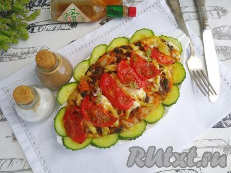 Филе пангасиуса с овощами достать из духовки, аккуратно переложить на тарелку, украсить по своему вкусу. Я украсила нарезанным огурцом и цветами чабреца. Это вкусное, сочное блюдо эффектно смотрится и подойдёт для подачи и на праздничный, и на повседневный стол.