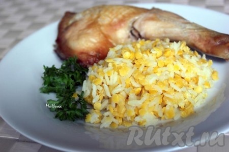 Гарнир из риса с чечевицей к курице с розмарином, приготовленный по этому несложному рецепту, пора подавать на стол.

