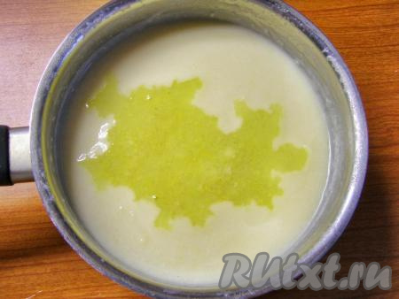 В молочную массу добавляем сок и цедру лимона, перемешиваем.