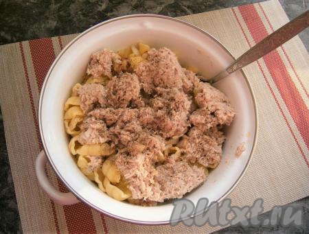 Сюда же добавить и фарш из отварного мяса, посолить и поперчить.