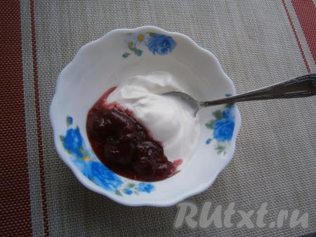 Сметану смешать с малиновым джемом (или вареньем) и, по желанию, с сахаром.