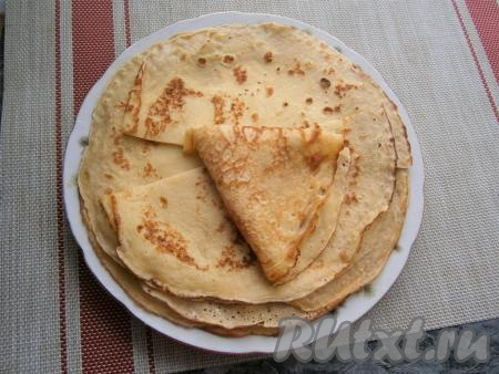 Каждый блинчик разрезать пополам и половинки свернуть кулёчками.