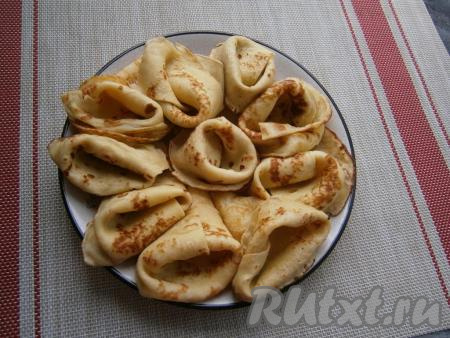 Затем широкую часть кулёчка немного вывернуть и разместить на тарелке (как на фото).