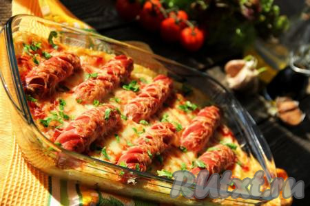 Готовое блюдо достать из духовки. Вот такая аппетитная, вкусная, сытная картофельная запеканка с сосисками и сыром получилась. К столу подаём в горячем виде, посыпав нарезанной зеленью. 