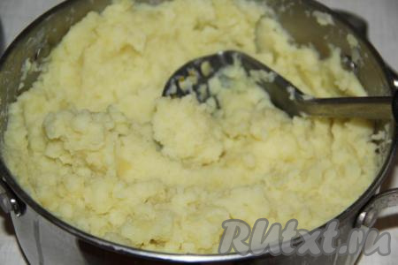 Размять картофель толкушкой, добавляя небольшими порциями картофельный отвар. Пюре должно быть средней густоты, не жидкое!