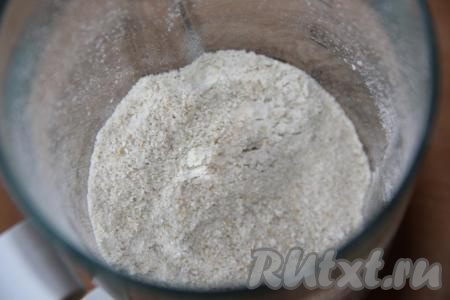Измельчить хлопья блендером в мелкую крошку (в овсяную муку).