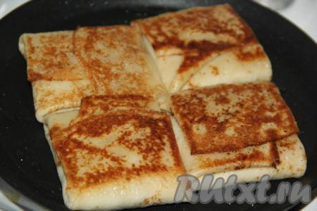Обжарить блины с начинкой из куриной печени на сковороде с добавлением растительного масла до золотистого цвета с двух сторон на среднем огне. Из указанного количества ингредиентов получится 12-13 фаршированных блинчиков.
