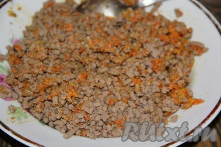 Добавить обжаренные овощи к куриной печени, посолить по вкусу, хорошо перемешать и начинка из куриной печени для фарширования блинов готова.