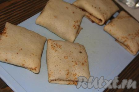 Завернуть начинку в блин (я сделала квадратные конвертики).
