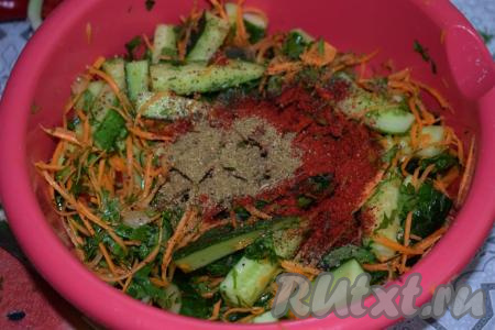 Всыпаем чёрный молотый перец по вкусу, молотую паприку и кориандр. 
