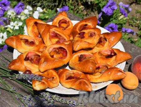 Пирожки с вишней и абрикосами