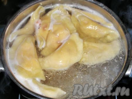 Для того чтобы отварить вареники с творогом и клубникой, выкладываем их в кипящую подсоленную воду, засыпаем необходимое количество вареников и варим на сильном огне, примерно, 5 минут после того, как они всплывут.
