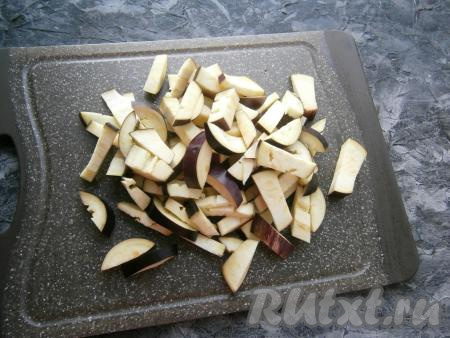 Баклажан нарезать длинными кусочками-брусочками.