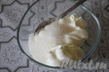 Пока печётся пирог, приготовим сметанную заливку, для этого в мисочке смешаем сметану, сахар и ванилин. Наша сметанная заливка готова.