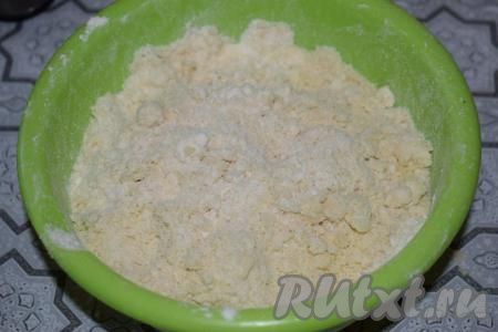 Растираем руками масло с мучной смесью до получения однородной крошки.
