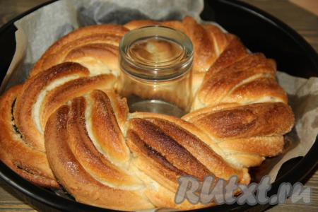 Выпекать плетёнку с сахаром и кокосовой стружкой в разогретой духовке минут 35 при температуре 200 градусов. Пирог должен покрыться красивой золотистой корочкой.