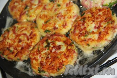 Жарить картофельные оладьи с сыром и колбасой с двух сторон до золотистого цвета на среднем огне. Оладушки получаются очень аппетитными.