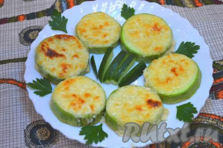 Кабачки, запечённые с сыром и чесноком в духовке