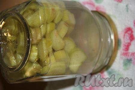 Перевернуть баночки кверху дном и укутать в одеяло. Оставить компот из ревеня до полного остывания, а затем убрать на хранение в прохладное и тёмное место. Зимой, открыв баночку и разбавив компотик по вкусу водой, вы несомненно получите удовольствие от замечательного ревеневого напитка с приятной кислинкой.  