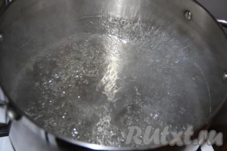 Когда сироп в кастрюле закипит, дать ему провариться 3 минуты (все кристаллики сахара должны раствориться в воде).