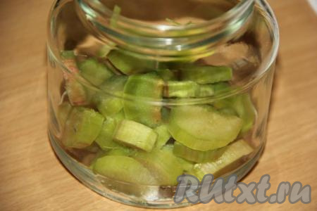 В простерилизованные банки разложить кусочки ревеня. Я просто поровну разделила на все баночки. 