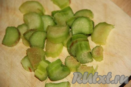 Стебли ревеня нарезать на кусочки. 