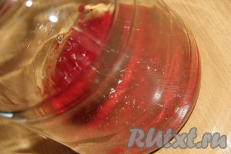 В трёхлитровую банку выложить ягодное пюре.