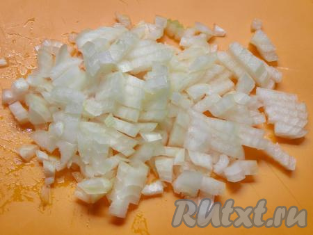 Для приготовления начинки нарезаем очищенный лук маленькими кубиками.