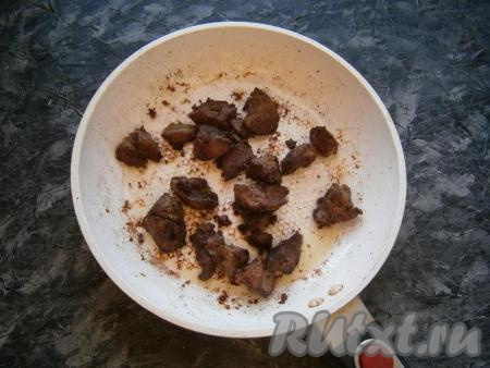 Выложить печень в разогретое растительное масло и обжарить на среднем огне до румяности со всех сторон и готовности (это займёт 5-6 минут). Периодически печёнку нужно перемешивать, в итоге она должна получиться чуть хрустящей, зажаренной снаружи и мягкой, сочной внутри.