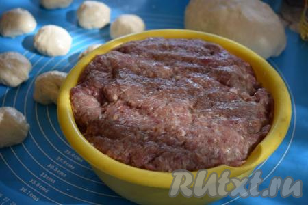 Соединяем перекрученное мясо с луком, перчим и солим фарш по вкусу, тщательно перемешиваем. Наш фарш готов, даём ему постоять и просолиться минут 20.