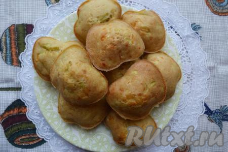 Выпекать маффины с кабачком и сыром в предварительно разогретой духовке при температуре 180 градусов в течение 30 минут. Готовые маффины будут золотистого цвета, а при прокалывании выпечки деревянной шпажкой она будет оставаться сухой. Эти аппетитные закусочные маффины вас приятно удивят, кабачок в них совсем не ощущается, а съедаются они достаточно быстро!