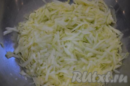 У кабачка отрезать кончики, очистить его от кожицы и натереть на крупной тёрке.