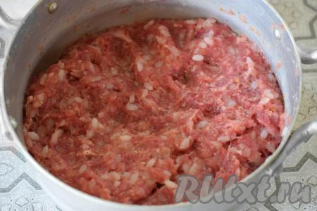 Добавляем в мясной фарш отваренный рис и тщательно перемешиваем фарш до однородности.