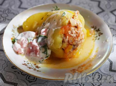 Перчики получаются такими нежными, вкусными и ароматными, что устоять невозможно! Подавать их можно как с гарниром, так и без, дополнив сметаной или соусом (у меня сметанный соус с чесноком, зеленью и помидорами).