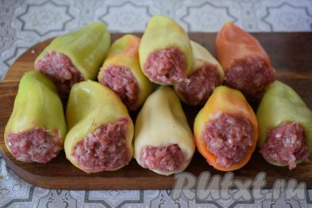Наполняем перцы смесью фарша и риса до самого верха, плотно заполняя их.