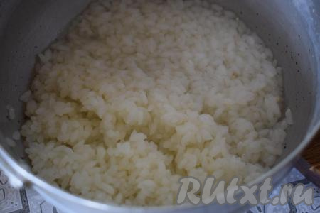 Отвариваем рис, для этого отмеряем рис ложкой, тщательно промываем его, заливаем холодной водой и варим рис до готовности (минут 15-20 с момента закипания), подсаливаем по вкусу. Когда рис сварится, лишнюю воду сливаем. А сам рис промываем под холодной водой.