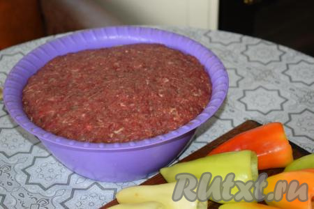 Для начала приготовим фарш, для этого прокрутим на мясорубке мясо и лук, перемешаем между собой, посолим, поперчим. Добавим специи по вкусу и ещё раз перемешаем (на этом фото 2,5 килограмма фарша, для фаршировки перцев я использовала 600 грамм).