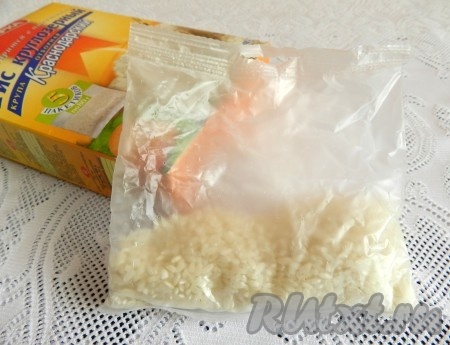 Отварить рис. Я использовала рис в пакетиках, очень удобно.
