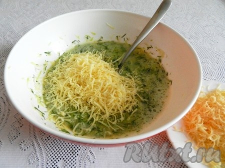 Добавить мелко нарезанную зелень, чеснок и половину натертого сыра.