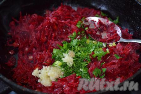 К готовой свекольной икре добавляем зелень, чеснок и острый перец, перемешиваем, пробуем на вкус, если надо, досаливаем, кладём чёрный молотый перец и специи, перемешиваем и выключаем огонь. Свекольная икра готова.