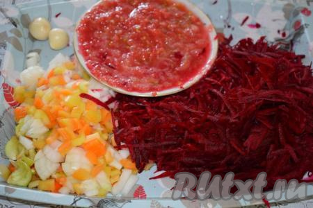 Натрём на крупной тёрке свеклу, а лук и болгарский перец нарежем на мелкие кубики. Помидоры натрём на тёрке, стараясь, чтобы шкурка не попала в томатную массу.