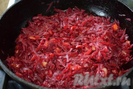 Добавляем в сковороду натёртую свеклу и перемешиваем. Массу подсаливаем, чтобы свекла начала пускать сок. Жарим икру на слабом огне до мягкости свеклы (примерно, 12 минут). У меня свекла свежая, только с грядки, очень сочная и нежная, возможно, вам понадобится больше времени на обжаривание свеклы.